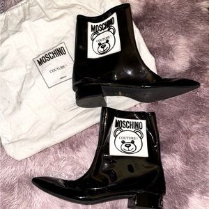 MOSCHINO Logo Patch Patent/Black Transparent Boots